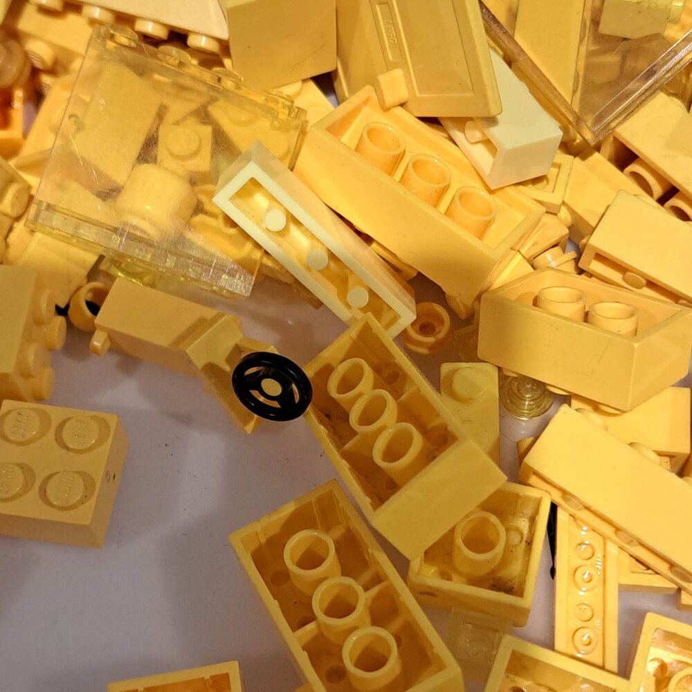 Large lot of yellow Legos assorted bricks etc - Picture 6 of 6